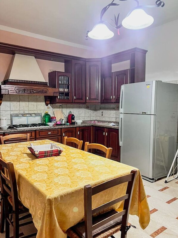 Fridge, oven, stovetop, coffee/tea maker