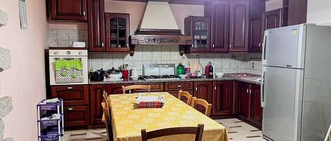 Réfrigérateur, un four, surface de cuisson, cafetiÚre-théiÚre