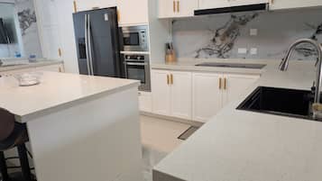 Micro-ondes, four, plaque de cuisson, lave-vaisselle