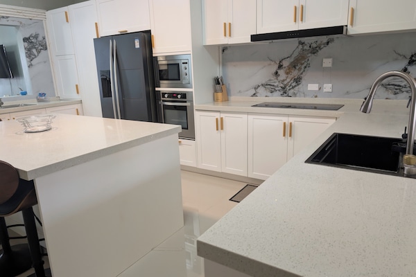 Mikrobølgeovn, ovn, kokeplater og oppvaskmaskin