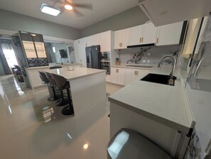 Micro-ondes, four, plaque de cuisson, lave-vaisselle