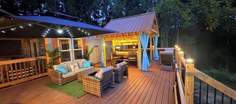 New cottage with Hot Tub, Tiki Bar, Sauna, and Plunge Tub. Million Dollar Views