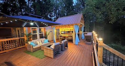 New cottage with Hot Tub, Tiki Bar, Sauna, and Plunge Tub. Million Dollar Views