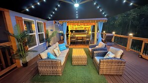 Outdoor dining - New cottage with Hot Tub, Tiki Bar, Sauna, and Plunge Tub. Million Dollar Views (Brevard)