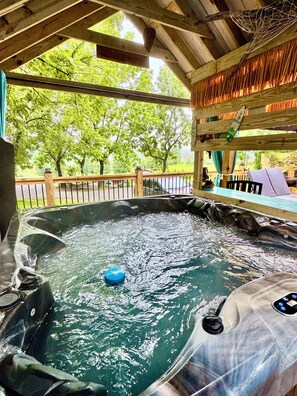 Outdoor spa tub - New cottage with Hot Tub, Tiki Bar, Sauna, and Plunge Tub. Million Dollar Views (Brevard)