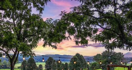 New cottage with Hot Tub, Tiki Bar, Sauna, and Plunge Tub. Million Dollar Views