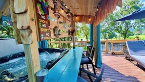 Outdoor dining - New cottage with Hot Tub, Tiki Bar, Sauna, and Plunge Tub. Million Dollar Views (Brevard)
