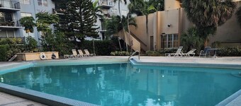 Tranquil bed & breakfast with AC in North Miami, BBQ, pool and parking space