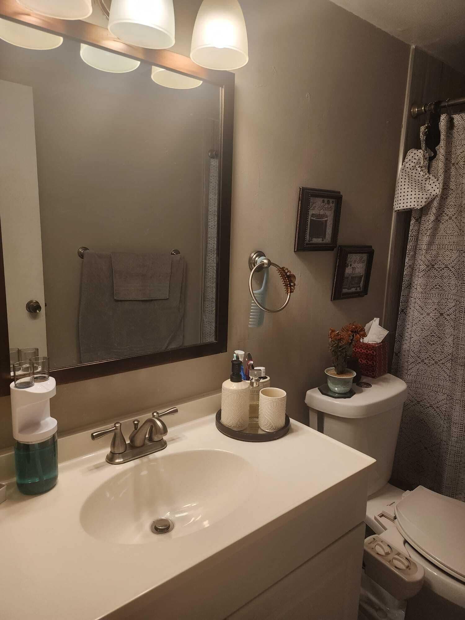 Sèche-cheveux, serviettes fournies, savon, papier toilette