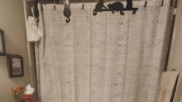 Een haardroger, handdoeken, zeep, toiletpapier