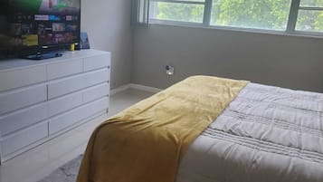 1 slaapkamer, een strijkplank/strijkijzer, wifi, beddengoed