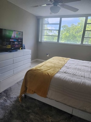 Ferros/tábuas de passar roupa, Wi-Fi, roupa de cama