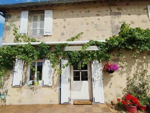 Exterior detail - Beautiful guest room in an old farmhouse with character. Nature and countryside (Viennay)