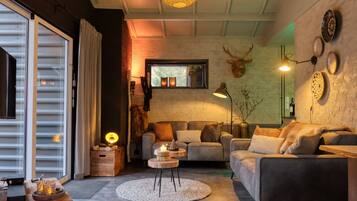 Een televisie en een open haard