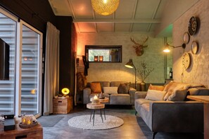 TV, fireplace - Lodge in a wooded area with Hot Tub & Sauna (Rheezerveen)