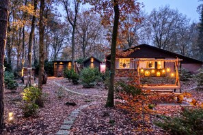 Property grounds - Lodge in a wooded area with Hot Tub & Sauna (Rheezerveen)