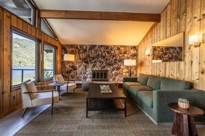 Een smart-tv, een open haard en boeken