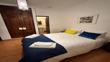 4 bedrooms, iron/ironing board, internet, bed sheets