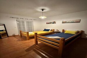 4 bedrooms, iron/ironing board, Internet, bed sheets