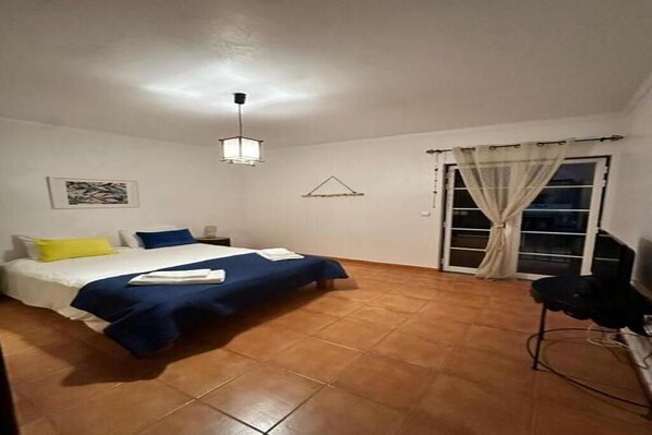 4 chambres, fer et planche à repasser, accès Internet, draps fournis