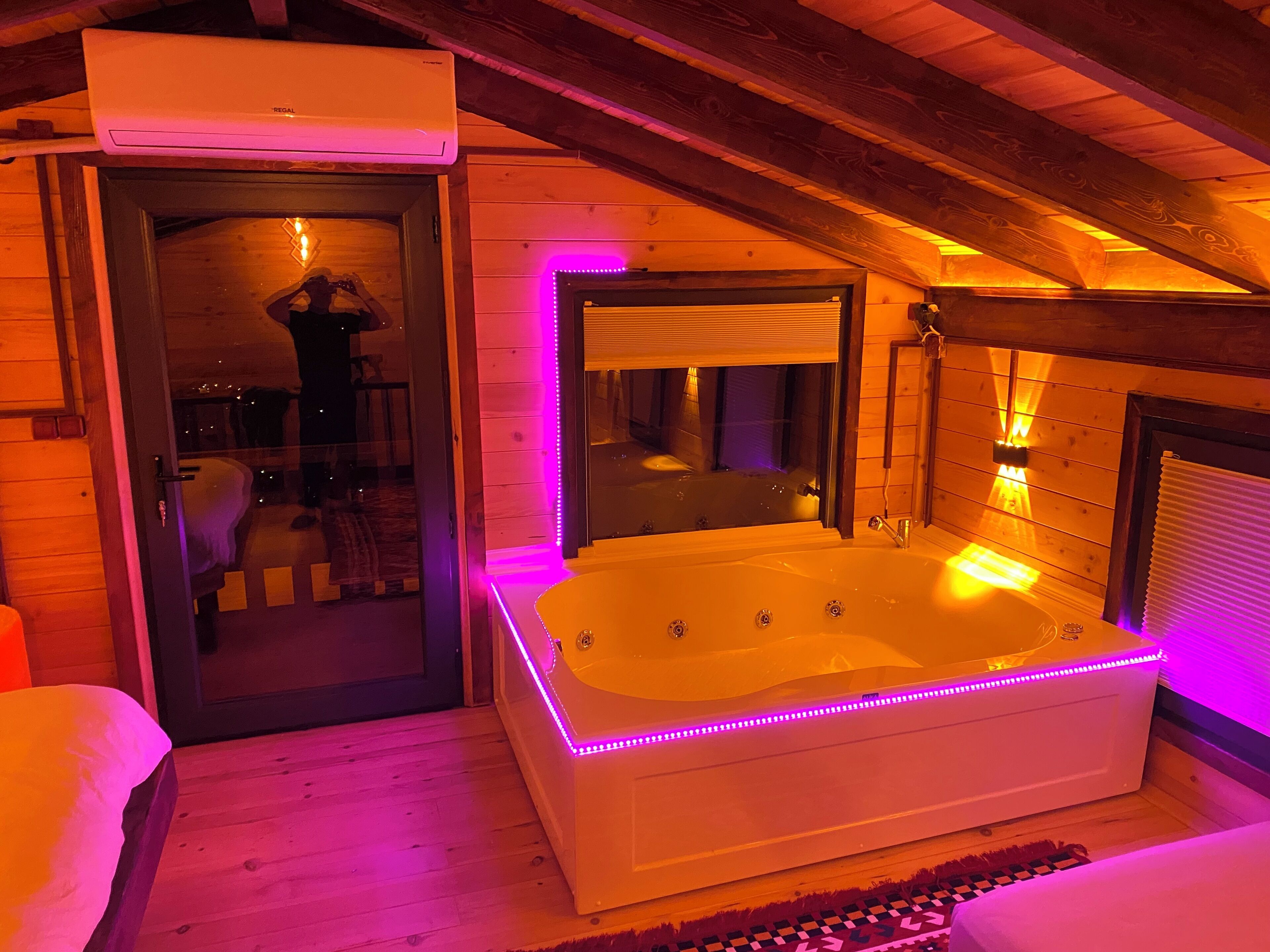 Elite Villa | Bathroom | Free toiletries, hair dryer, bathrobes, towels