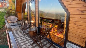 A wooden cabin with large windows, a checkered floor, and a hanging chair. - Of Kartepe Bungalov & İkiz Villalar (Of)
