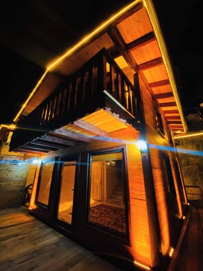 A two-story wooden house with a balcony, large windows, and warm lighting. - Of Kartepe Bungalov & İkiz Villalar (Of)
