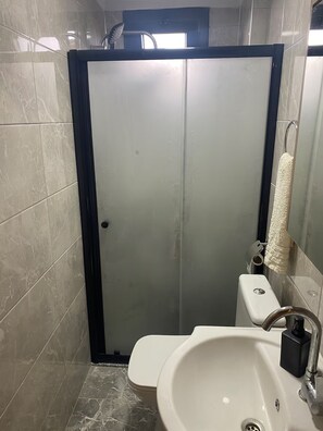 Habitació romàntica | Bany | Articles de tocador gratuïts, assecador de cabells i barnussos