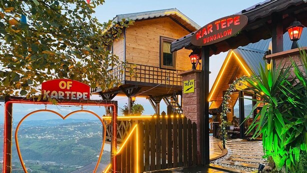 A wooden building with a sign reading "KARTEPE BUNGALOW". - Of Kartepe Bungalov & İkiz Villalar (Of)