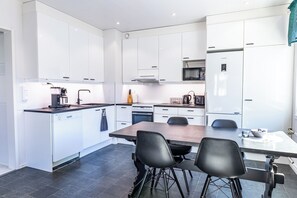 Réfrigérateur, four à micro-ondes, un four, surface de cuisson