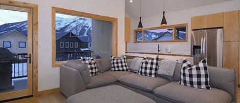 Smart-TV, Tischtennisplatte, Bücher, Musikbibliothek