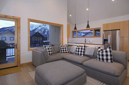Newly built 3-bedroom townhome in Crested Butte with amazing views