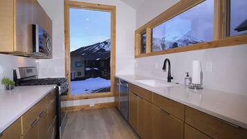 Jääkaappi, mikroaaltouuni, uuni, liesi