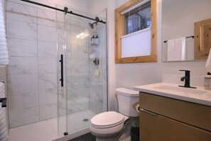 Dusche, Haartrockner, Handtücher, Seife