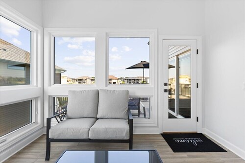 Lakefront Mansion!Close to SAC&Mahoney State Park!