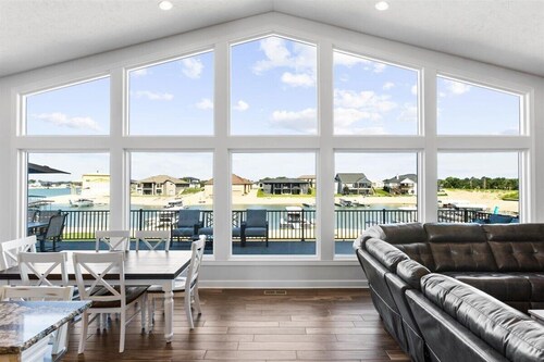 Lakefront Mansion!Close to SAC&Mahoney State Park!