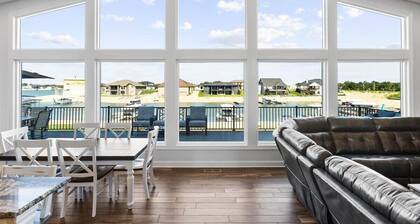 Lakefront Mansion!Close to SAC&Mahoney State Park!