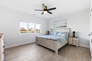 4 camere, una scrivania, ferro/asse da stiro, culla da viaggio