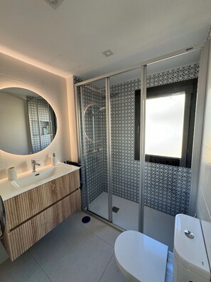 Shower, hair dryer, towels, soap - Tortuguero vacation apartment: air conditioning and sea views, ideal for couples (Morro Jable)