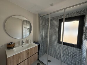 Dusche, Haartrockner, Handtücher, Seife