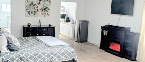 1 室のベッドルーム、デスク、アイロン / アイロン台、WiFi (無料)