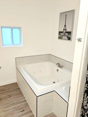 Bañera de hidromasaje, secador de pelo, toallas, jabón