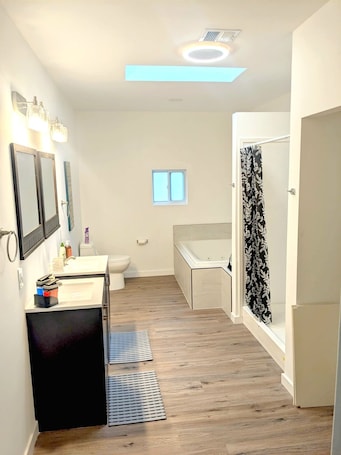 Jetted bath, hair dryer, towels, soap. Terrific corporate apartment with central air and jacuzzi in the Lehigh Valley