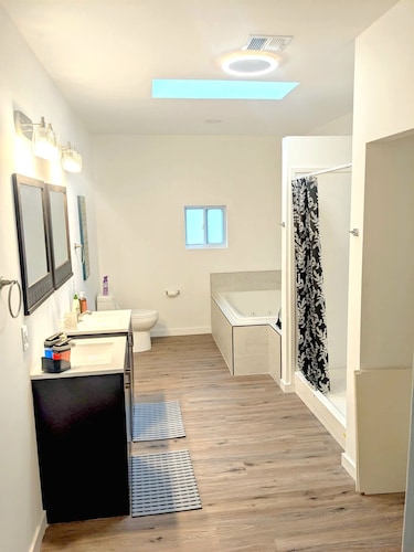 Terrific corporate apartment with central air and jacuzzi in the Lehigh Valley