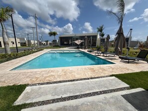 Una piscina al aire libre