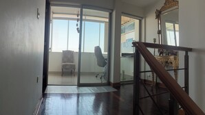 A spacious room with a wooden floor, a chair, a desk, and a large mirror. - NICE DUPLEX APARTMENT CHACARILLA DEL ESTANQUE SAN BORJA NEAR PENTAGONIT (San Borja)