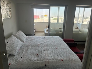 3 bedrooms, desk, iron/ironing board, internet