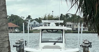 Charming house boat in peaceful Elbow Cay with AC