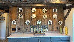 Eine Küche mit einer Holzwand, einer weißen Arbeitsplatte und blauen Schränken.