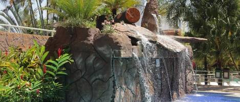 Una piscina al aire libre, una piscina climatizada